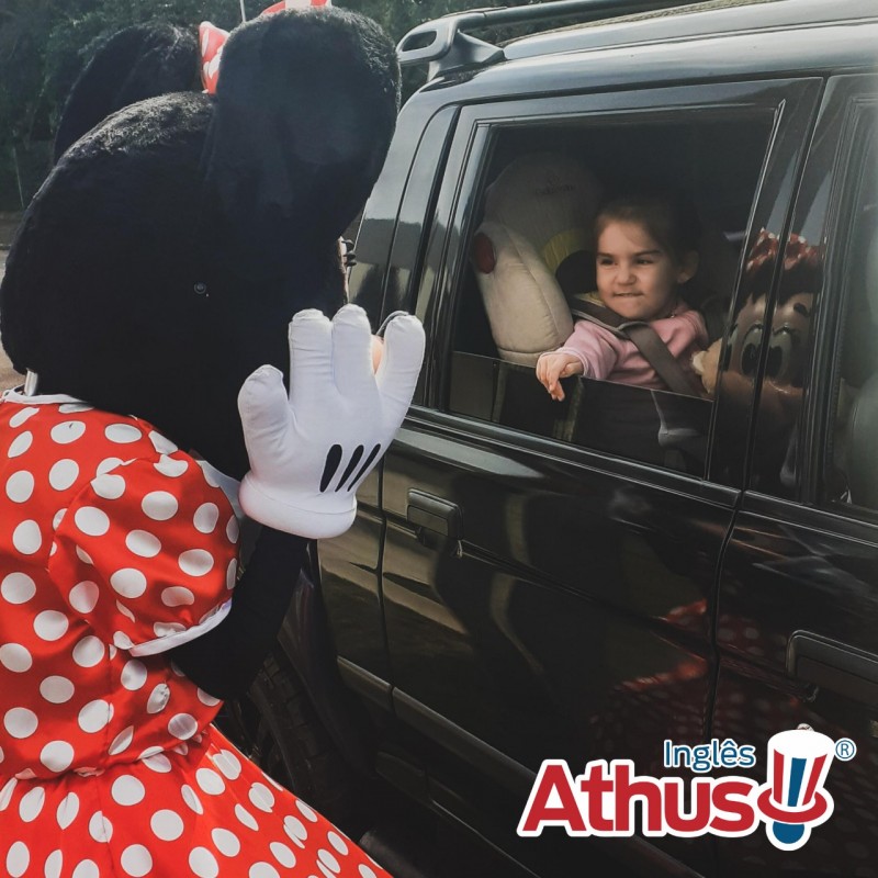 Athus Toledo realiza Drive Thru com entrega de boletins e arrecadao de alimentos